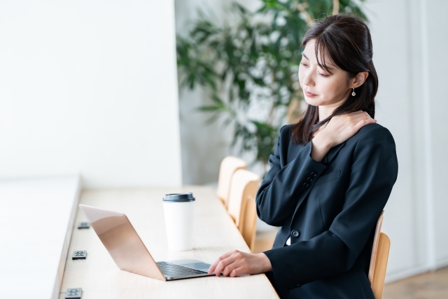 つらい肩こりを撃退！メディカルアロマ5選＆セルフケアのツボ